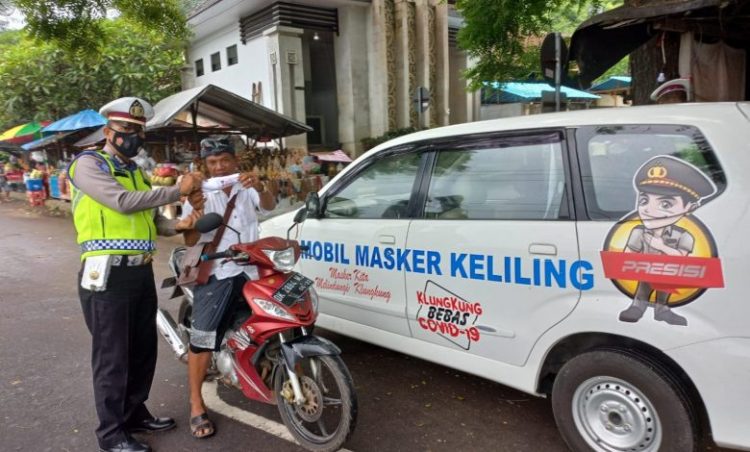 Antisipasi Penularan Varian Baru Omicron Polres Klungkung Kerahkan Mobil Masker Keliling