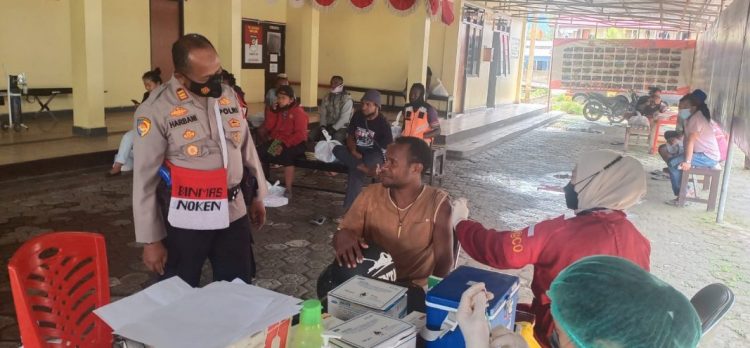 Binmas Noken Bersama Polres Jayawijaya Buka Gerai Vaksinasi Covid-19 bagi Masyarakat