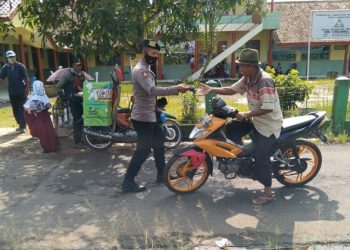 Kabid Humas Polda Jabar : Ingatkan Warga Patuhi Prokes, Polisi Rutin Operasi Yustisi Dan Bagikan Masker Kepada Masyarakat Ditengah PPKM