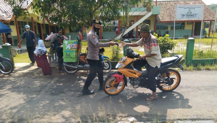 Kabid Humas Polda Jabar : Ingatkan Warga Patuhi Prokes, Polisi Rutin Operasi Yustisi Dan Bagikan Masker Kepada Masyarakat Ditengah PPKM