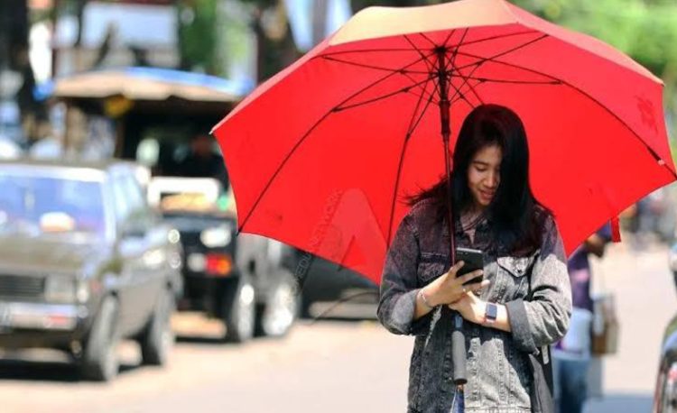 Cuaca Panas Masih Hantam RI, Ini Wilayah & Jam Paling Ekstrem