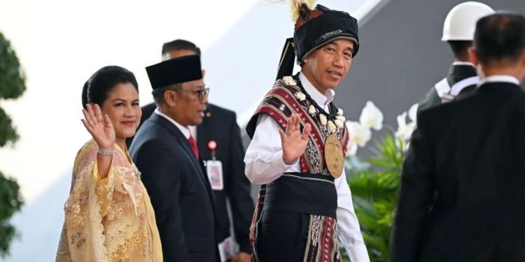 Presiden Jokowi dan Ibu Iriana Memakai Baju Adat Maluku saat Sidang Tahunan MPR (Sumber: Liputan6)