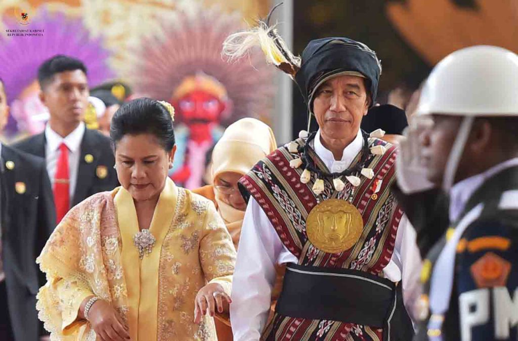 Presiden Jokowi dan Ibu Iriana Memakai Baju Adat Maluku saat Sidang Tahunan MPR (Sumber: MalukuTerkini)