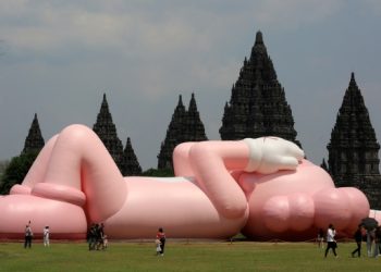 Raksasa KAWS di Candi Prambanan (Sumber: Suara.com)