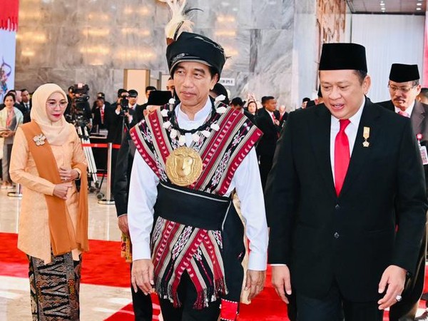 Presiden Jokowi Memakai Baju Adat Maluku saat Sidang Tahunan MPR (Sumber: Liputan6)