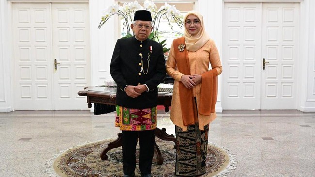 Wapres Ma'ruf Amin dan istri mengenakan baju Demang khas Betawi dalam sidang tahunan MPR (Sumber: CNN Indonesia)