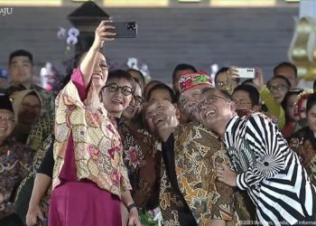 Deretan Para Menteri Fashion Show Batik dalam Gelaran Istanan Berbatik