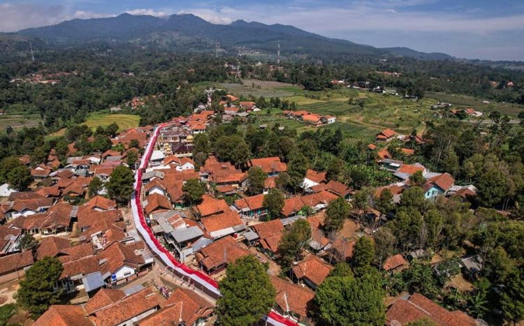 Pembentangan Bendera Merah Putih Sepanjang Satu Kilometer di Majalengka