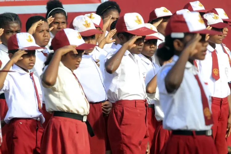 Kemendikdasmen Wajibkan Menyanyikan Lagu Kebangsaan Sebelum Pelajaran