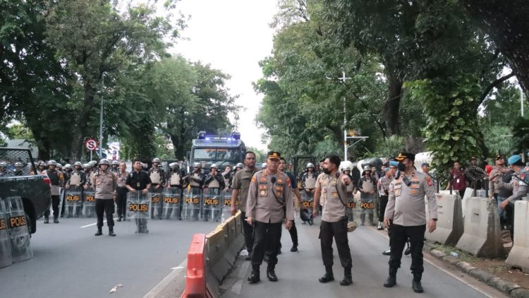 Polisi Kerahkan 894 Personel untuk Amankan Demo CPNS dan PPPK di Depan Gedung DPR