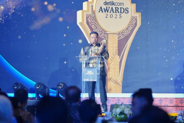 Kakorlantas Polri Irjen Agus Suryonugroho menerima penghargaan detikcom