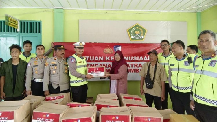Kakorlantas Polri Kirim Bantuan Sembako Untuk Korban Banjir Di Langkat Sumatera Utara