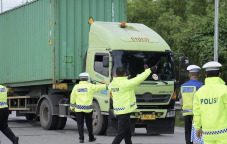 Operasi Lilin 2025, Korlantas Tegaskan Larangan Truk Sumbu Tiga Masuk Tol