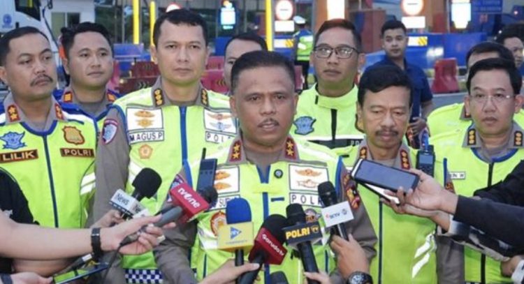Kakorlantas Patroli di Tol Trans Jawa Demi Urai Kepadatan Arus Balik 1