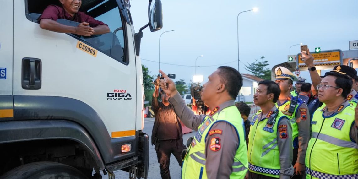 Kakorlantas Putar Balikkan Kendaraan Sumbu Tiga