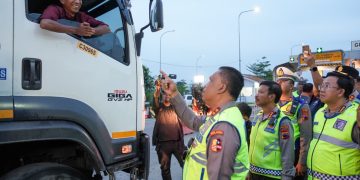 Kakorlantas Putar Balikkan Kendaraan Sumbu Tiga