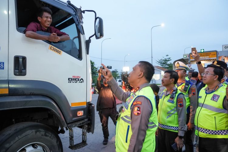 Kakorlantas Putar Balikkan Kendaraan Sumbu Tiga