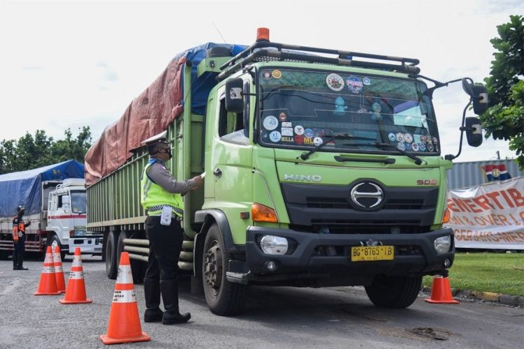 Kakorlantas Polri Tegaskan Kerusakan Jalan Akibat Truk ODOL Ancam Pengendara Motor
