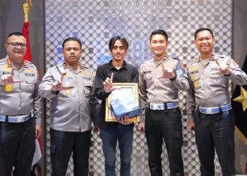 Momen Haru: Saat Kakorlantas Polri Berikan Penghargaan Langsung untuk Sopir Truk Heroik
