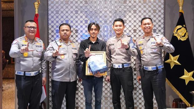 Momen Haru: Saat Kakorlantas Polri Berikan Penghargaan Langsung untuk Sopir Truk Heroik