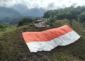 Sambut HUT ke-81 RI, Bendera Merah Putih Raksasa Ukuran 120×80 Meter Dibentangkan di Jayapura