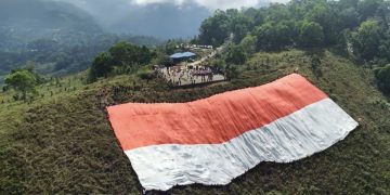 Sambut HUT ke-81 RI, Bendera Merah Putih Raksasa Ukuran 120×80 Meter Dibentangkan di Jayapura