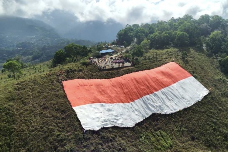 Sambut HUT ke-81 RI, Bendera Merah Putih Raksasa Ukuran 120×80 Meter Dibentangkan di Jayapura