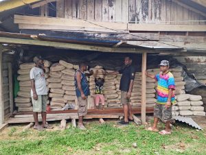 BMP RI DPC Kabupaten Mimika menyerahkan 100 sak semen kepada Jemaat Gereja Baptis Matoa SP3 untuk mendukung pembangunan rumah ibadah.