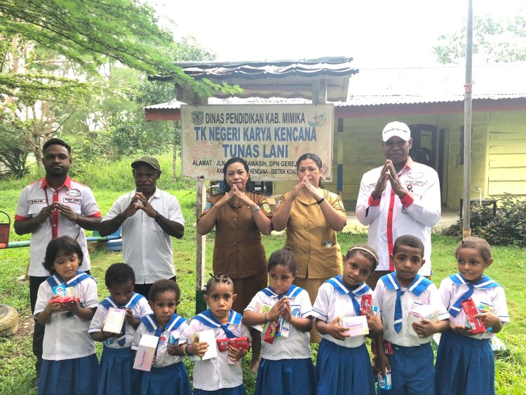 Peduli Generasi Sehat, BMP RI Mimika Bagikan Masker dan Makanan Bergizi untuk Anak Usia Dini