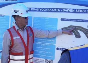 Direktur Jenderal Perhubungan Darat, Aan Suhanan bersama Dirut PT Jasa Marga, Kakorlantas Polri, dan Dirut Jasa Raharja meninjau kesiapan proyek Tol Yogyakarta-Bawen dan proyek Tol Solo-Yogyakarta
